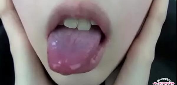  Saliva-covered tongue